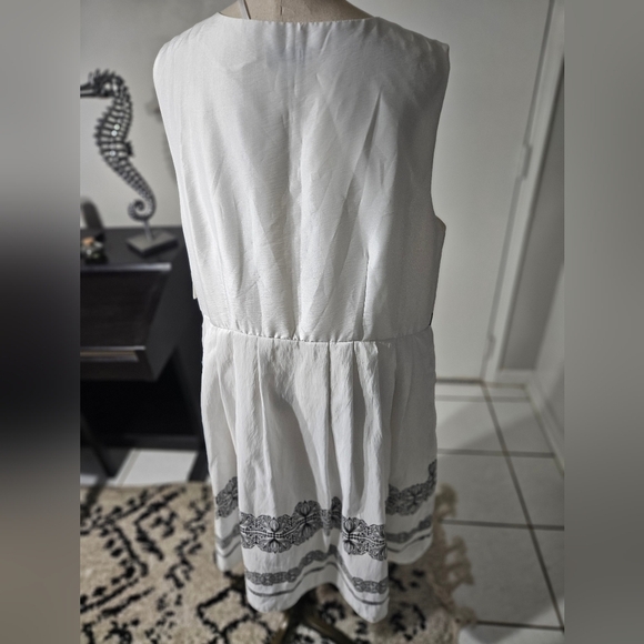 Sleeveless Black & White Patterned Dress, Midiblength, Size 18, NWT! - Picture 4 of 6